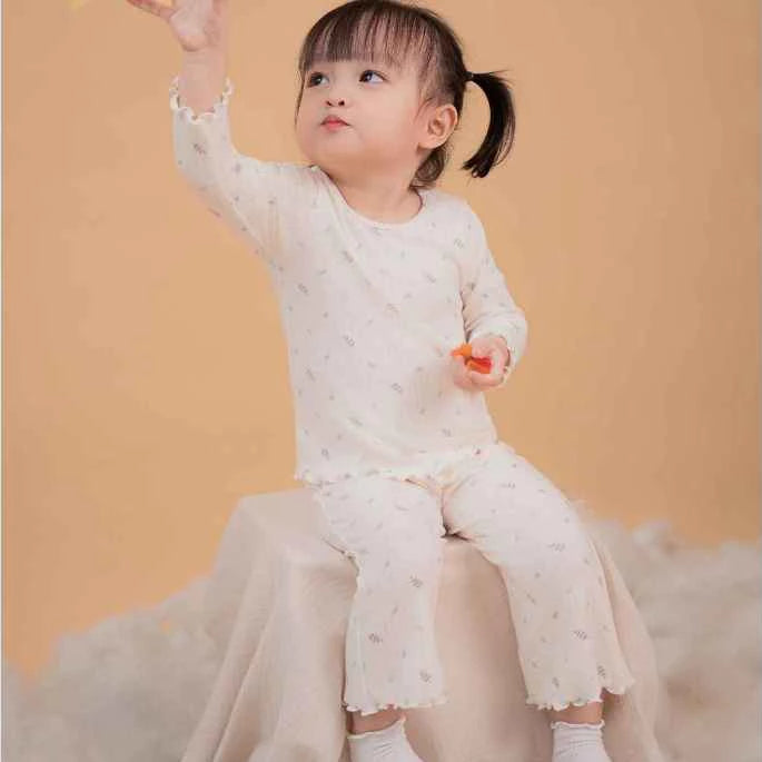 Bộ bèo dài tay cho bé gái ống loe chất liệu polyester kết hợp rayon họa tiết dễ thương