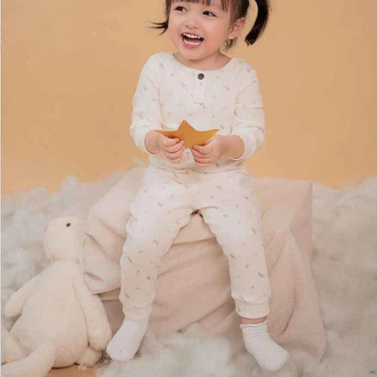 Bộ dài tay trẻ em giả nẹp bo ống chất liệu polyester kết hợp rayon họa tiết dễ thương