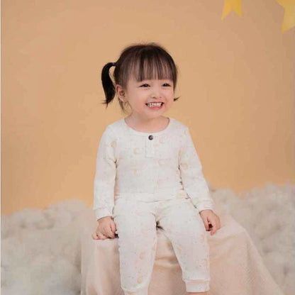 Bộ dài tay trẻ em giả nẹp bo ống chất liệu polyester kết hợp rayon họa tiết dễ thương