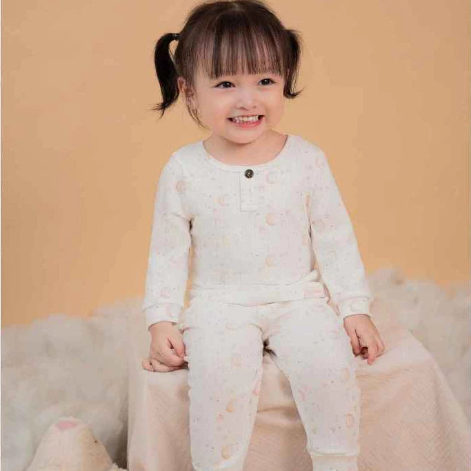 Bộ dài tay trẻ em giả nẹp bo ống chất liệu polyester kết hợp rayon họa tiết dễ thương