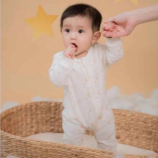 Sleepsuit cài chéo dài tay phối bao chân chất liệu polyester kết hợp rayon thoải mái cho bé