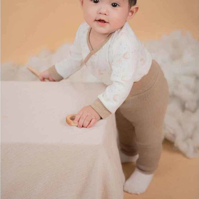 Bộ dài sơ sinh cài chéo phối viền màu dễ thương cho bé chất liệu polyester kết hợp rayon