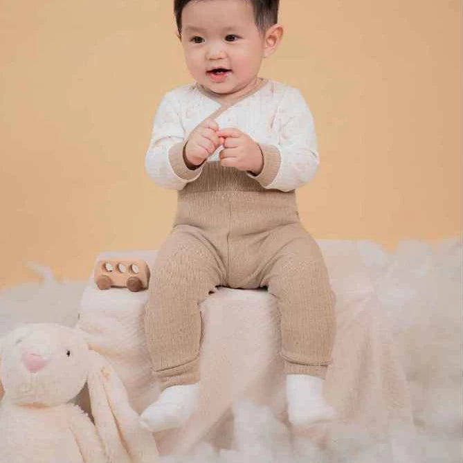 Bộ dài sơ sinh cài chéo phối viền màu dễ thương cho bé chất liệu polyester kết hợp rayon