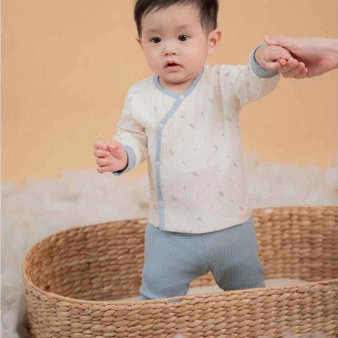 Bộ dài sơ sinh cài chéo phối viền màu dễ thương cho bé chất liệu polyester kết hợp rayon